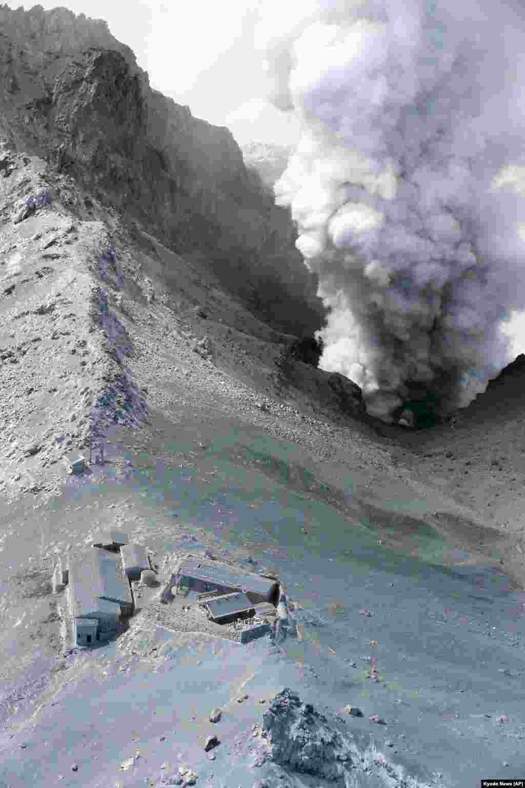 Gumpalan asap mengepul dekat sebuah pondok di Gunung Ontake, Jepang tengah, satu hari setelah gunung tersebut meletus, memuntahkan gumpalan putih besar gas dan abu yang tinggi ke langit dan mengubur daerah sekitarnya dalam abu (28/9).