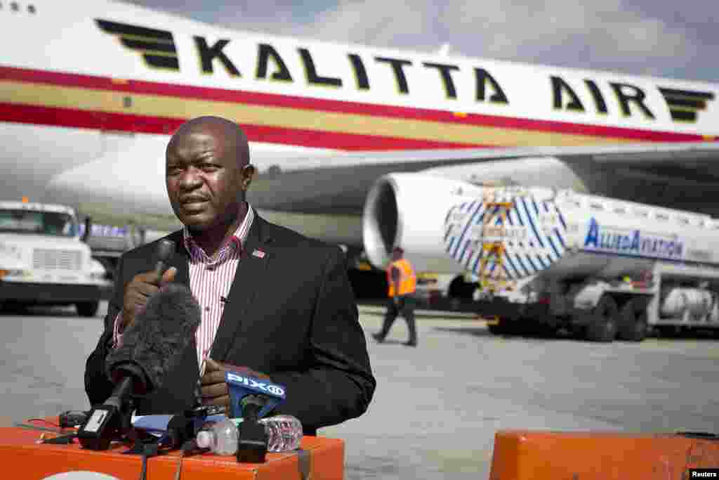 Augustine Ngafuan, Menlu Liberia, memberikan keterangan kepada media saat petugas tengah memasukkan bantuan medis, termasuk 100 ton bantuan obat-obatan darurat ke dalam pesawat 747 di bandara John F Kennedy, New York (20/9).