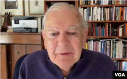 Naučnik Donald Johanson, osnivač Instituta za ljudsko porijeklo na Državnom univerzitetu u Arizoni, prikazan je tokom video razgovora sa Gebre Gebremedhinom iz Službe VOA Roga Afrike.