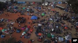 Migranti u privremenom skloništu pred granicom SAD u Tihuani, Meksiko