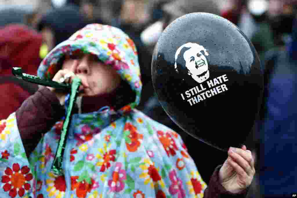 People celebrate during a party to mark the death of former British Prime Minister Margaret Thatcher, in central London's Trafalgar square, April 13, 2013. 
