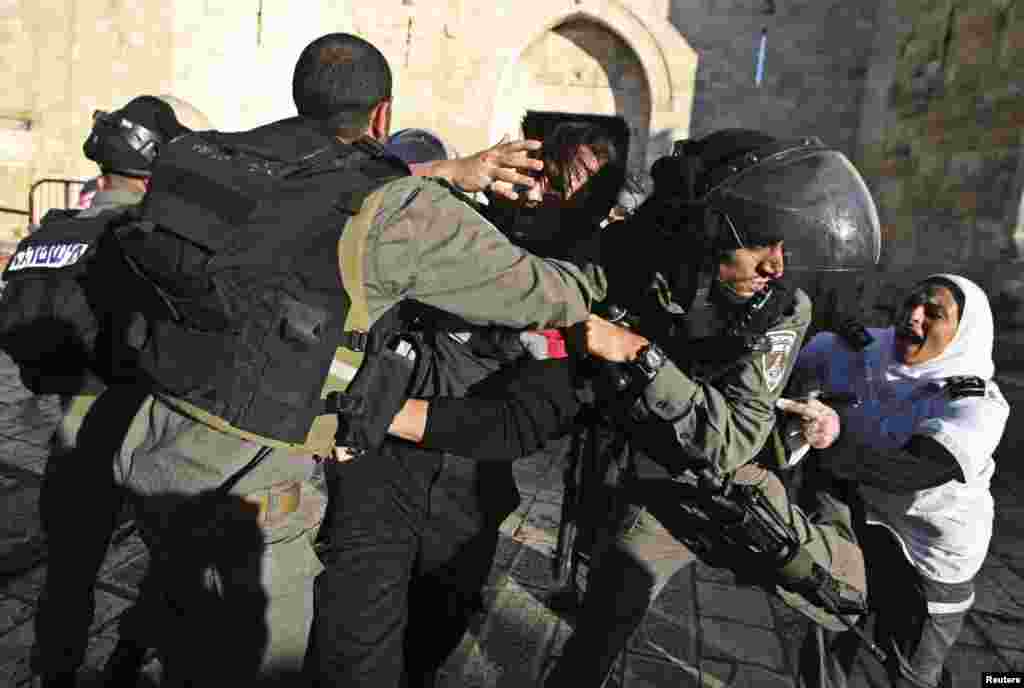 Polisi perbatasan Israel bentrok dengan petugas medis Palestina dalam sebuah protes di kota tua Yerusalem. Para demonstran memrotes kematian Maysara Abu Hamdeya, seorang napi Palestina yang meninggal akibat kanker di rumah sakit Israel.