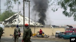 Des soldats nigérians en train de patrouiller en dehors du site d'une explosion accidentelle de bombes de Boko Haram à Yola, au Nigeria, le 25 février 2016.(AP Photo)