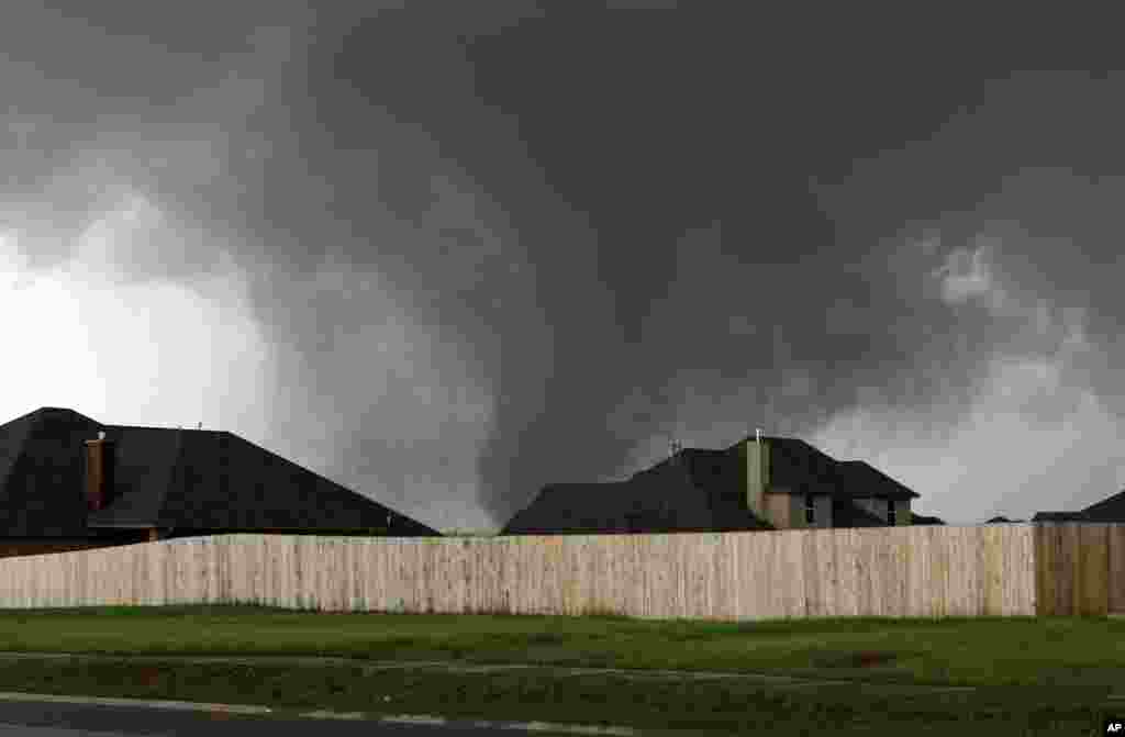 Tornado melewati rumah-rumah di Moore, Oklahoma (20/5).