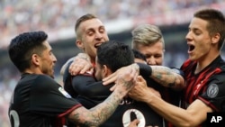 Suso de l’AC Milan (C), Jose Sosa (G), Gerard Deulofeu, Juraj Kucka et Mario Pasalic, après avoir ouvert la marque lors d’un match contre Palermo à Milan, Italie, 9 avril 2017.