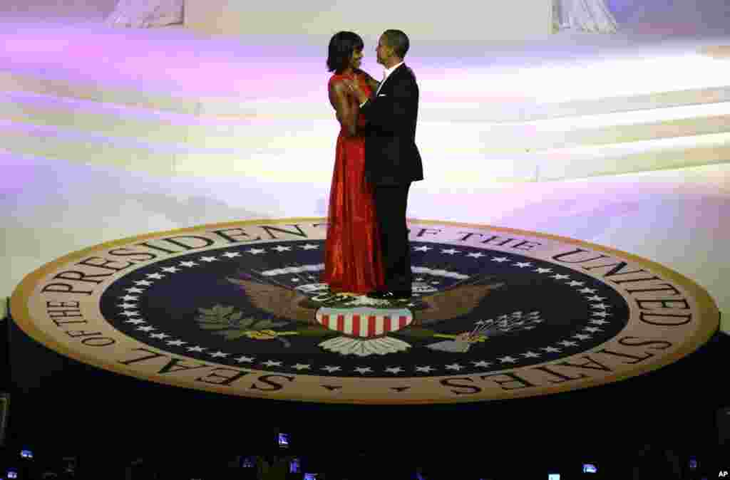 Presiden Barack Obama dan ibu negara Michelle Obama berdansa pada pesta inaugurasi di Washington Convention Center (21/1). (AP/ Evan Vucci)