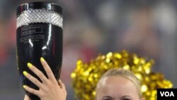 Caroline Wozniacki memegang piala nomor satu dunia setelah mengalahkan petenis Republik Ceko Petra Kvitova dalam putaran ketiga Tiongkok Terbuka di Beijing. Ia menggeser Serena Williams.