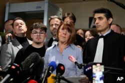 Gisele Pelicot razgovara sa novinarima dok napušta sudnicu u Avignonu, Francuska, 19. decembra 2024.