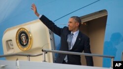 Tỗng thống Mỹ Barack Obama trên chuyên cơ chuẩn bị rời khỏi Căn cứ Không quân Hoàng gia Australia, ngày 16 tháng 11, 2014.