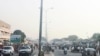 Jour de marché à Brazzaville en plein confinement, ici au marché Total de Bacongo, le 15 mai 2020. (VOA/Arsène Séverin)