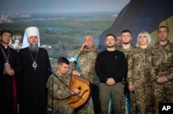 Na fotografiji koju je dostavio Ured za štampu ukrajinskog predsjednika, predsjednik Volodymyr Zelenskyy, peti zdesna, prisustvuje molitvenom doručku povodom Dana oružanih snaga Ukrajine u Kijevu 6. decembra 2024.