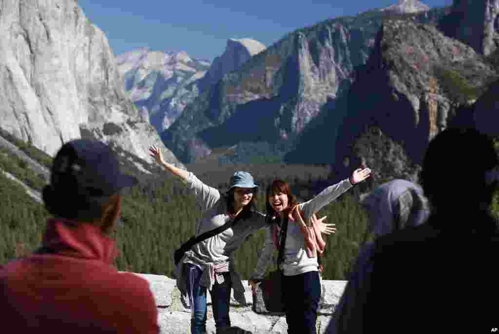 Para turis di Taman Nasional Yosemite, California (17/10). (AP/Gary Kazanjian)