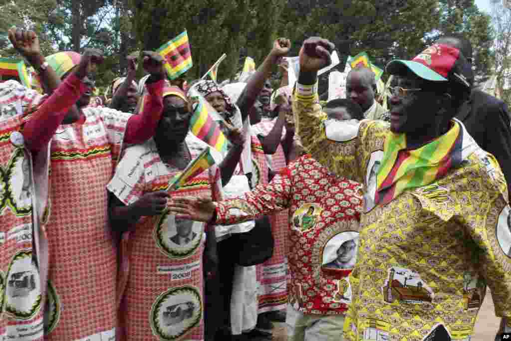 Zimbabwe&#39;s President Robert Mugabe addresses supporters of his ruling ZANU-PF party at a rally near Harare, March 5, 2008.