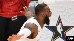 LeBron James jubile après la victoire de Team James contre Team Stephen lors du match All-Star à Los Angeles, USA, 18 février 2018. 