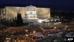 Yunan nümayişçilər parlament binası qarşısında etiraz aksiyası keçirirlər