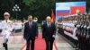 ប្រធានាធីបតី​រុស្ស៊ី​លោក Vladimir Putin ត្រូវបានស្វាគមន៍​នៅ​ក្នុង​ទីក្រុង​ហាណូយ​ប្រទេស​វៀតណាម​ដោយ​ប្រធានាធិបតី​វៀតណាមលោក To Lam​ កាលពី​ថ្ងៃទី​២០ មិថុនា ឆ្នាំ២០២៤។