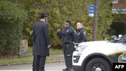 La police parle à des membres de la communauté après une fusillade à la synagogue Tree of Life à Squirrel Hill, en Pennsylvanie, le 27 octobre 2018. 
