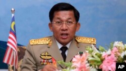 Panglima Angkatan Bersenjata Myanmar Jenderal Senior Min Aung Hlaing berbicara dalam KTT ASEAN di Naypyitaw, Myanmar (5/3). (AP/Khin Maung Win)
