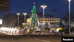 Božićno drvce na trgu u Tiraspolju, u Moldavskoj otcijepljenoj regiji Transdnjestrovlja, 3. januara 2025. Region, kojem je prekinuta isporuka ruskog gasa, ima zatvorene fabrike, ograničeno centralno grijanje i nametnuto isključenje struje.