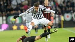 Hernanes de Juventus saute pour éviter un tacle de Juraj Kucka d’AC Milan au cours d’un match de série A,Turin, Italie, 21 novembre 2015.