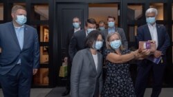 台湾总统蔡英文在台北与美国副国务卿克拉奇（左）率领的美国代表团成员自拍。（照片来源：台湾总统府）
