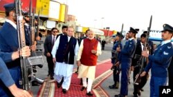 Ông Narendra Modi, phải, duyệt đội danh dự với Thủ tướng Pakistan Nawaz Sharif ở Lahore hôm 25/12.