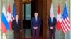 Le président suisse Guy Parmelin, le président américain Joe Biden et le président russe Vladimir Poutine posent pour une photo à la Villa La Grange avant le sommet américano-russe, à Genève, Suisse, le 16 juin 2021.