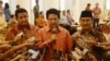 Ketua KPU Husni Kamil Manik (tengah) didampingi Ketua Bawaslu Muhammad (kiri) dan Ketua DKPP Jimly Asshidiqie (kanan) di Istana Bogor, Jawa Barat, 7 Agustus 2015 (Foto:VOA/Andylala)