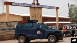 Une voiture de police devant l’Université de Jos, le 21 mai 2014 