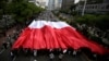 Para pendukung Capres 02 Prabowo Subianto membawa bendera Merah Putih raksasa pada aksi demo di Jakarta, Rabu (22/5). 