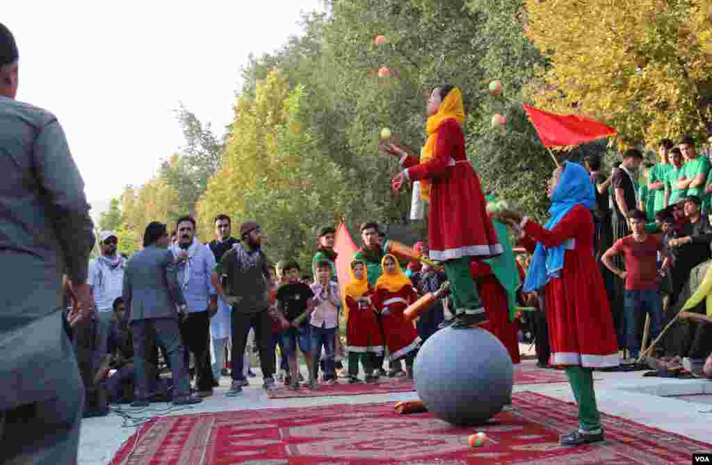 دختران گروه سرکس در حال اجرا نمایش ها زیبا برای کودکان 