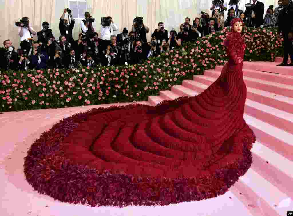 តារាចម្រៀង Cardi B ចូលរួមក្នុងពិធីជប់លៀងបើកការតាំងពិព័រណ៌«Camp: Notes on Fashion» នៃសារមន្ទីរសិល្បៈ កាលពីថ្ងៃទី០៦ ខែឧសភា ឆ្នាំ២០១៩ ក្នុងទីក្រុងញូវយ៉ក។ 