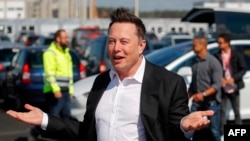 Elon Musk, PDG de Tesla arrive sur le site de construction de l'usine Tesla à Gruenheide en Allemagne, le 3 septembre 2020. 