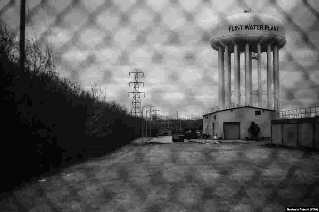 L'eau de Flint, symbolisé par son chateau d'eau dans la presse, est tellement corrosive qu'elle a rongé des conduites en plomb du réseau de distribution, exposant les citoyens au saturnisme, et corrodé les pièces des voitures de l'usine du constructeur General Motors. (VOA / Nastasia Peteuil)
