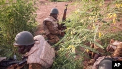 Des gendarmes burkinabè prennent position autour de Ouagadougou, Burkina Faso, 29 septembre 2015. (AP Photo/Theo Renaut)