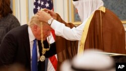 Mfalme Salman amtunukia medali ya juu Rais Trump