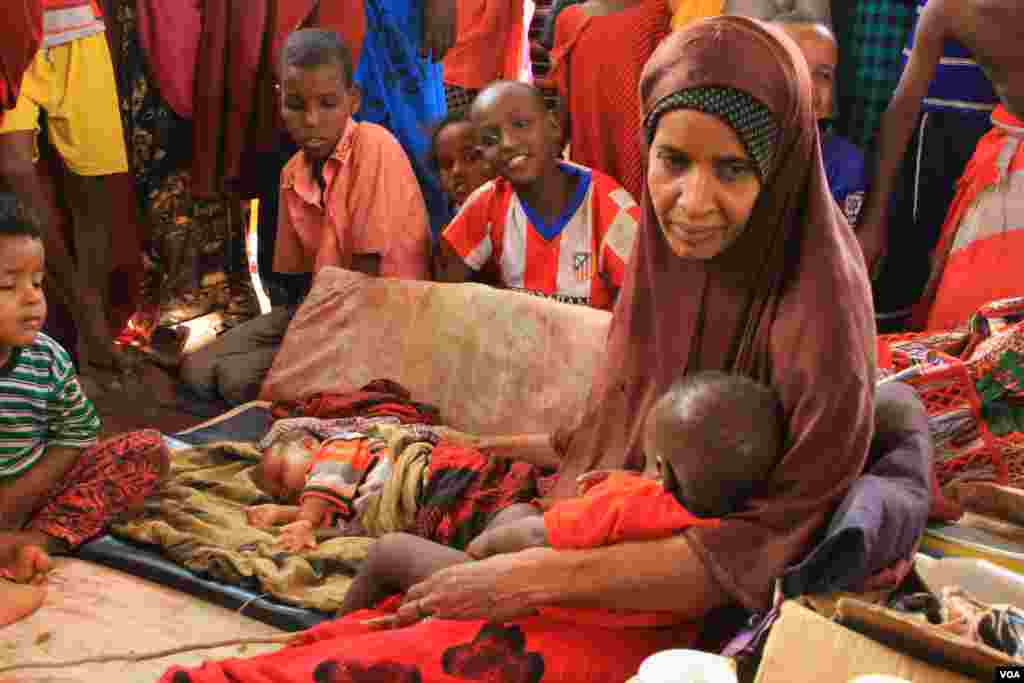Pengungsi dan bayinya di kamp transit Hagadera di Kenya (20/9). (VOA/Jill Craig)