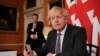 Le Premier ministre britannique Boris Johnson pose pour une photo après avoir signé l'accord commercial sur le Brexit aà Londres, Grande-Bretagne, le 30 décembre 2020. Leon Neal / Pool via REUTERS