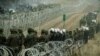 نیروهای لهستانی در منطقه‌ای مرزی مهاجران در بلاروس را تحت نظر دارند - ۲۲ آبان ۱۴۰۰
