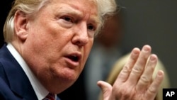 Le président Donald Trump discute de la sécurité à l'école dans la salle Roosevelt avec des représentants de l'État et des autorités locales fr Floride, à Washington, 22 février 2018