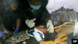 Pemba Tamang dalam sebuah ambulans setelah diselamatkan oleh polisi Nepal dan petugas penyelamat dari AS (30/4).