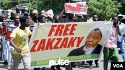 Para anggota kelompok Syiah Gerakan Islam Nigeria, atau IMN menuntut pembebasan pemimpin mereka Sheikh Ibrahim El-Zakzaky yang masih ditahan (foto: dok). 