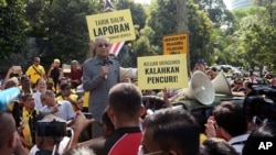 Calon Perdana Menteri dari Koalisi Oposisi Malaysia, Mahathir Mohamad, berpidato menentang proposal kontroversial untuk mengubah batas-batas pemilu di dekat Gedung Parlemen di Kuala Lumpur, Malaysia 28 Maret 2018. 