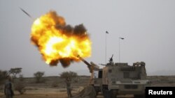 L'artillerie saoudienne vise des positions des rebelles Houthis au Yémen.