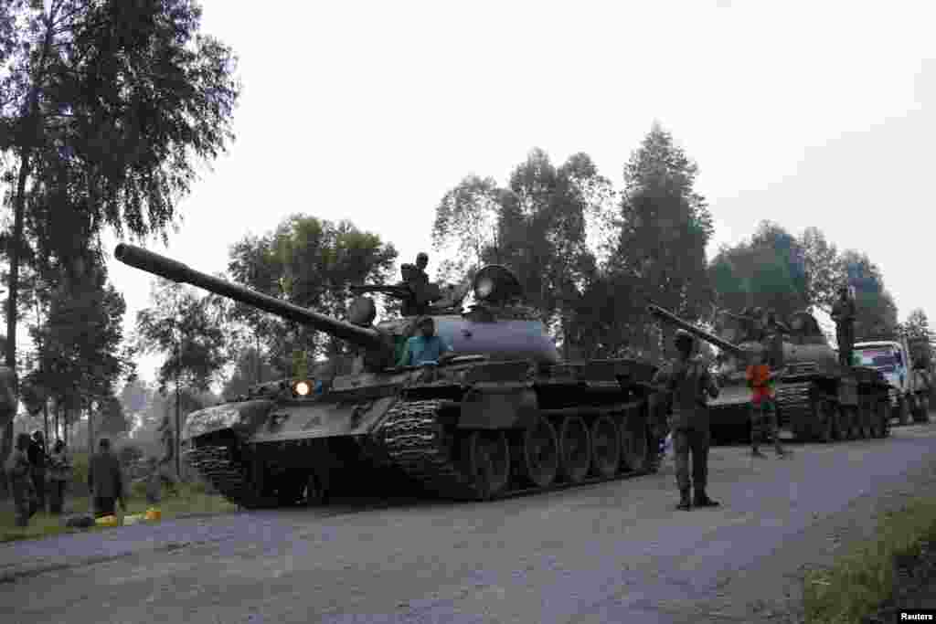 Soldiers from the Democratic Republic of Congo arrive in tanks near the town of Kibumba at its border with Rwanda after fighting broke out, June 11, 2014.