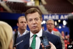 Paul Manafort, tada predsjednik Trumpovog izbornog štaba, razgovara sa novinarima na republikanskog nacionalnoj konvenciji u Clevelendu u julu 2017.