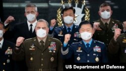 Ketua Gabungan Kepala Staf Korea Selatan, Jenderal Won In-Choul (kanan depan) bersama Ketua Gabungan Kepala Staf AS Jenderal Mark A. Milley (kiri) di Seoul, Korea Selatan. 