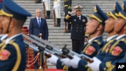 Susret ruskog ministra odbrane Andreja Belousova, lijevo, i kineskog ministra odbrane Donga Juna u Pekingu, Kina. 