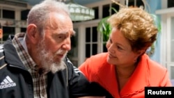 Brazil's President Dilma Rousseff (R) talks to former Cuban President Fidel Castro during a meeting in Havana, Jan. 27, 2014.