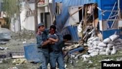 Một nữ cảnh sát Afghanistan bị thương trong vụ nổ ở Kabul, ngày 24/5/2013.